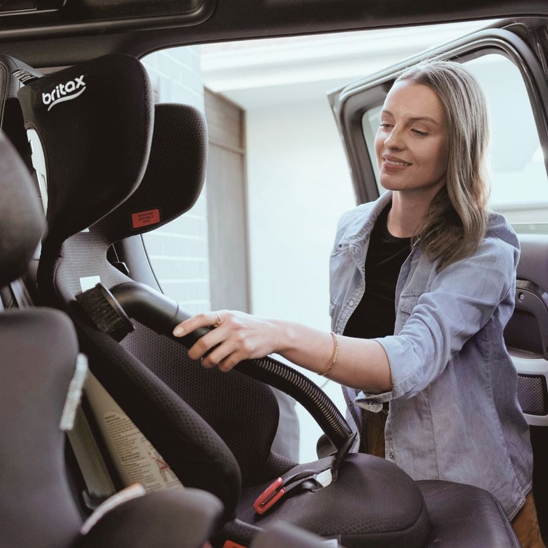 Blahst k21 vacuum woman cleaning child car seat