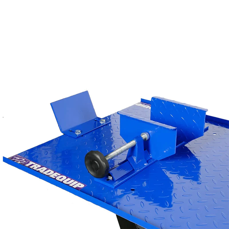 Adjustable front wheel vice on the TradeQuip 2101T motorcycle lift