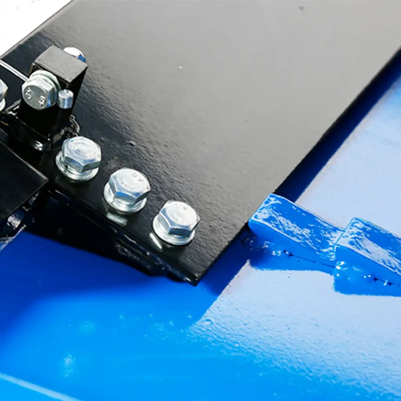 Close up of the TradeQuip 2103T safety lock engaged in the locking teeth